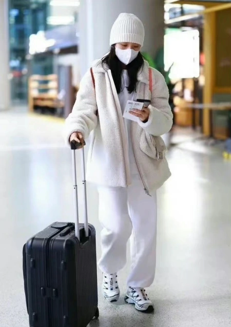 宋祖儿现身机场，穿白色毛绒外套搭卫裤，休闲舒适又保暖！ 第2张